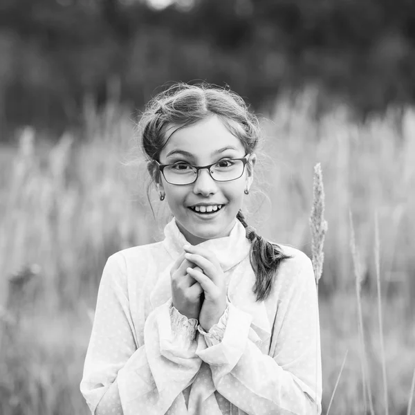 Roztomilá dívka v brýlích — Stock fotografie