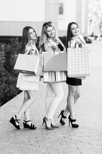 Unga kvinnor efter shopping — Stockfoto