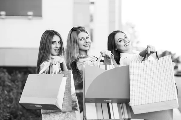 Mulheres jovens depois de fazer compras — Fotografia de Stock