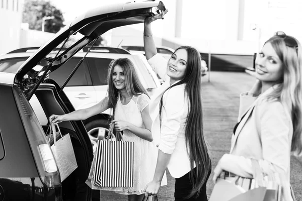 Group of girls after shopping — Stock Photo, Image