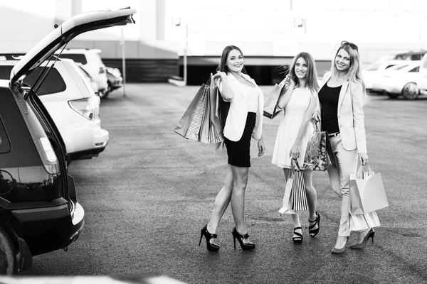 Gruppo di ragazze dopo lo shopping — Foto Stock