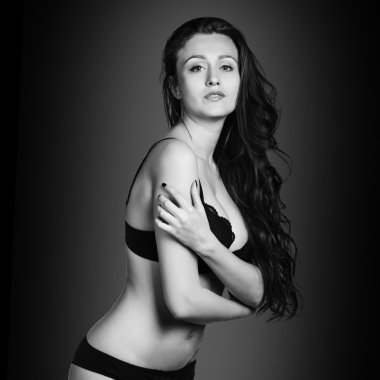 beyaz iç çamaşırı giyen güzel ve seksi kız