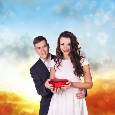 genç güzel çifte sarılma