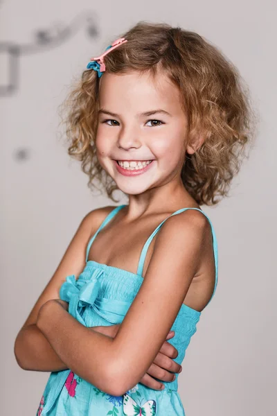 一个微笑的可爱的小女孩的肖像 — 图库照片