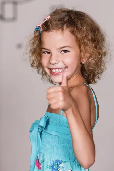 Portret uśmiechający się całkiem mała dziewczynka — Zdjęcie stockowe