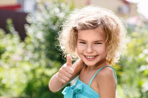 Söt liten flicka ler — Stockfoto