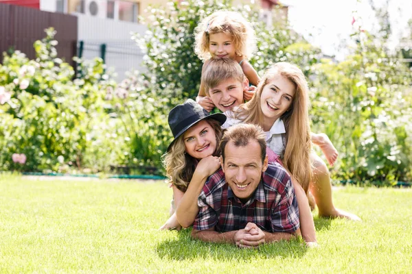 Lycklig familj med helgen i sommaren park — Stockfoto