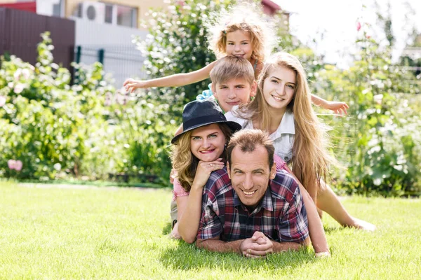 Lycklig familj med helgen i sommaren park — Stockfoto