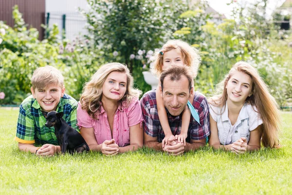 Lycklig familj med helgen i sommaren park — Stockfoto