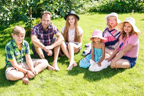 Duże rodziny relaks w parku lato — Zdjęcie stockowe