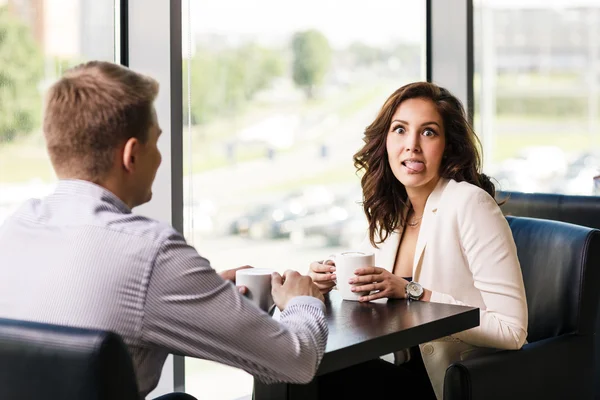 Pareja disfrutando del café — Foto de Stock