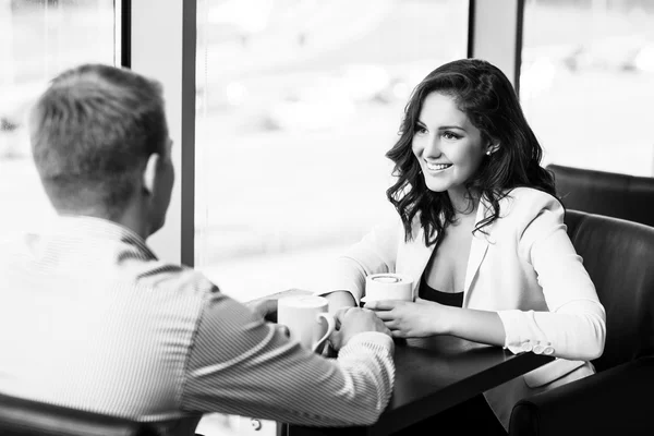 Casal sentado em um café — Fotografia de Stock