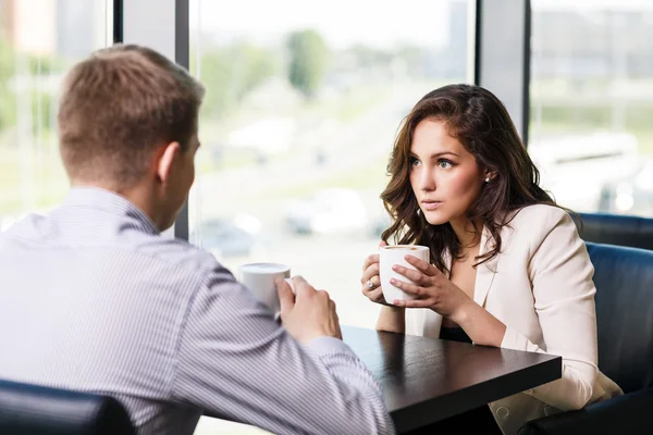 Casal sentado em um café — Fotografia de Stock