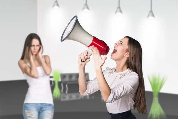 Mehrere Geschäftsleute stehen in der Halle — Stockfoto