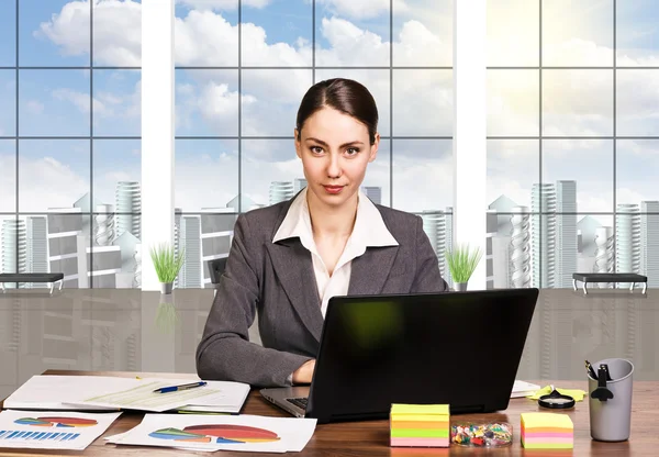 Business woman using laptop — Stock Photo, Image