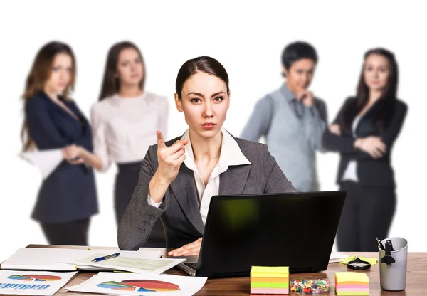 Geschäftsfrau sitzt am Tisch und denkt nach — Stockfoto