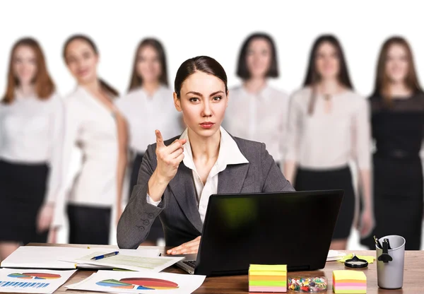 Geschäftsfrau sitzt am Tisch und denkt nach — Stockfoto