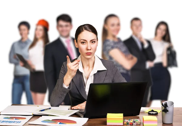 Geschäftsfrau sitzt am Tisch und denkt nach — Stockfoto