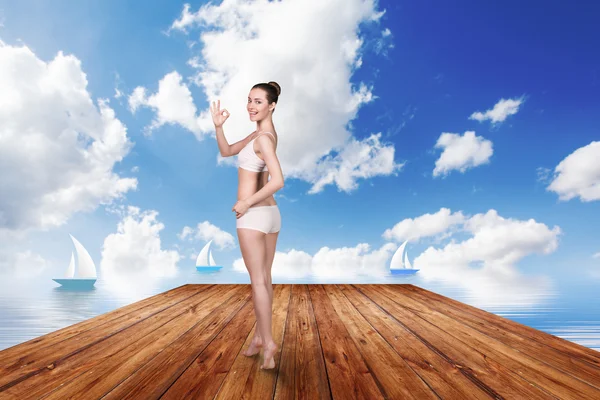 Young pretty woman posing  on the pier. — Stock Photo, Image