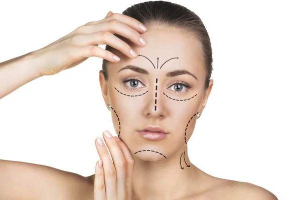 Kosmetolog Rita perforering linjer på kvinna ansikte — Stockfoto