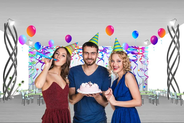 Jovem está comemorando aniversário — Fotografia de Stock