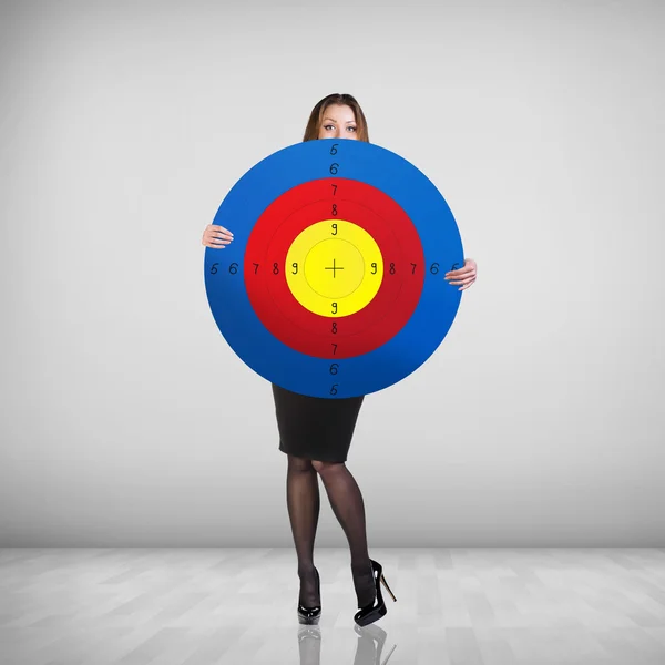 Mujer de negocios sosteniendo gran objetivo —  Fotos de Stock