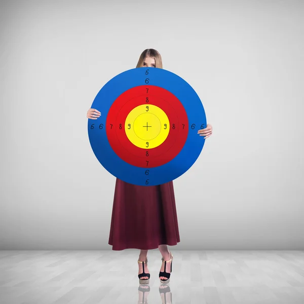 Business woman holding stort mål — Stockfoto