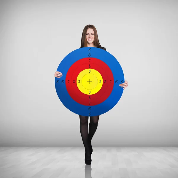 Mujer de negocios sosteniendo gran objetivo — Foto de Stock