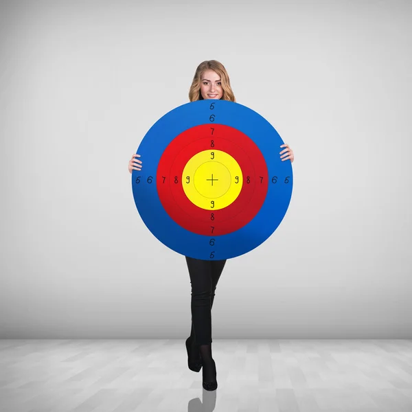 Business woman holding stort mål — Stockfoto