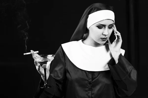 Smoking young nun — Stock Photo, Image