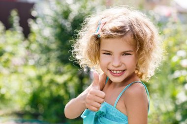 Sevimli küçük kız gülümsüyor