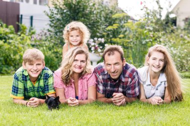 Mutlu aile yaz Park'ta hafta sonu