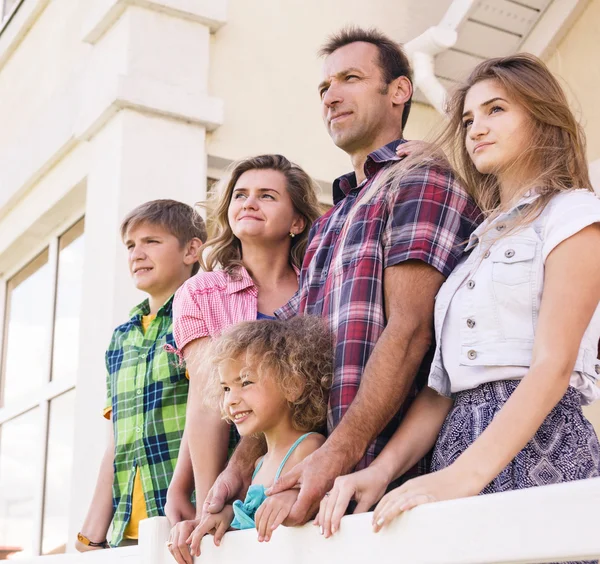 Stor lycklig familj — Stockfoto