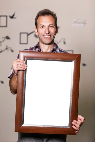 Homem feliz segurando quadro retrato — Fotografia de Stock