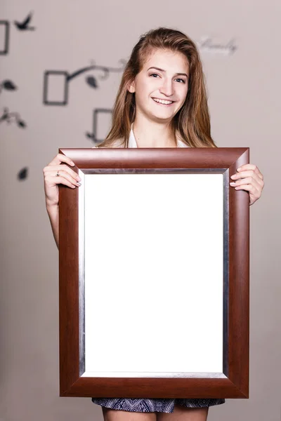 Jovem feliz segurando quadro retrato — Fotografia de Stock