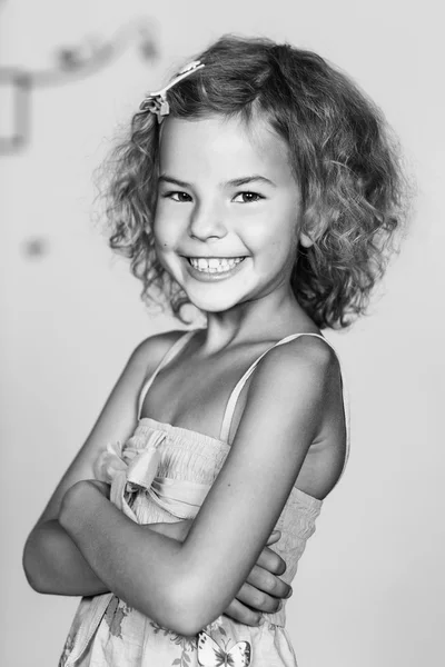 Portrait d'une jolie petite fille souriante — Photo