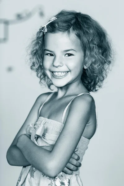 Portret van een glimlachende vrij klein meisje — Stockfoto