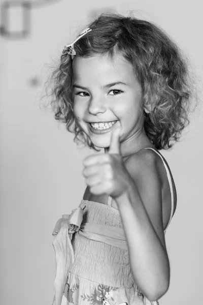 Retrato de una linda niña sonriente —  Fotos de Stock