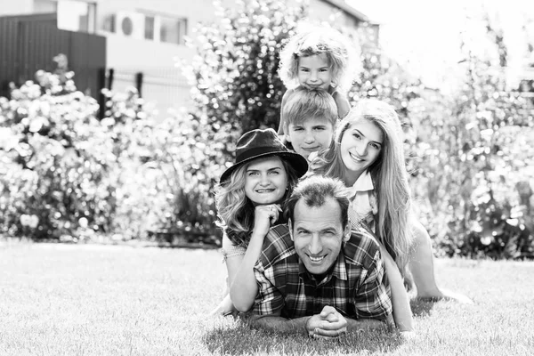 Família feliz ter fim de semana no parque de verão — Fotografia de Stock