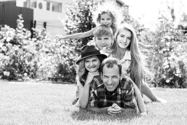 Família feliz ter fim de semana no parque de verão — Fotografia de Stock