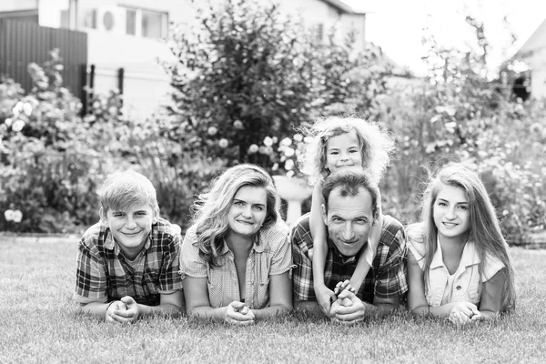 Glückliche Familie beim Wochenende im Sommerpark — Stockfoto