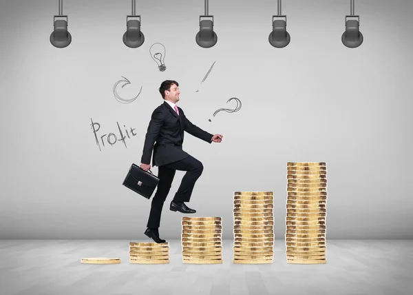 El hombre sube por las escaleras de las monedas . —  Fotos de Stock