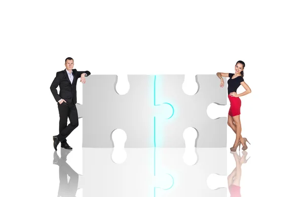 Két üzleti emberek állnak közel a puzzle részek — Stock Fotó
