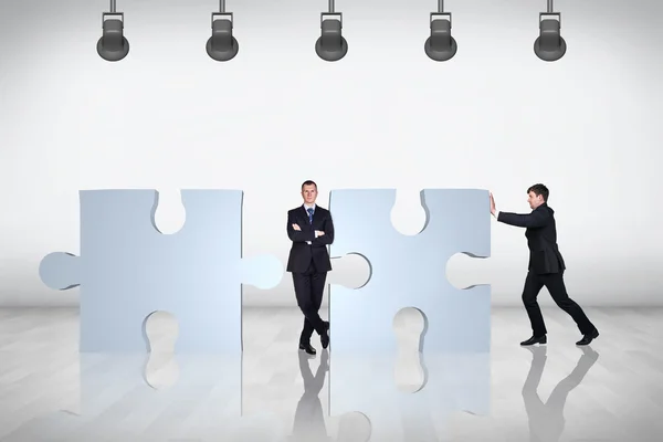 Team di uomini d'affari cercano di unire puzzle — Foto Stock
