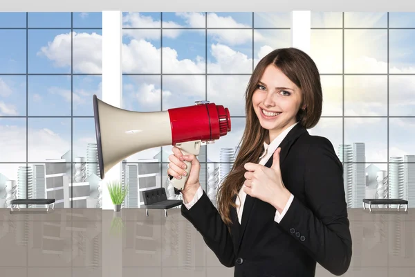 Geschäftsfrau mit Megafon und Daumen hoch — Stockfoto