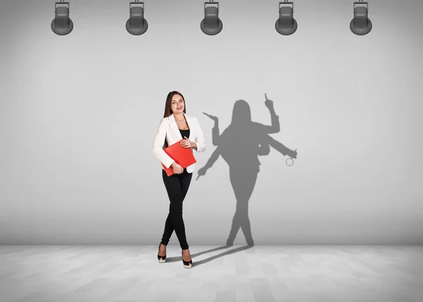Femme d'affaires se tient avec ombre sur le mur — Photo