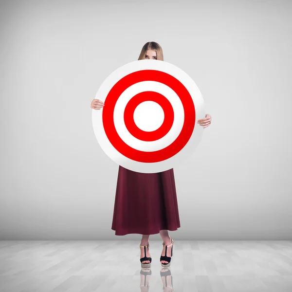 Business woman holding stort mål — Stockfoto