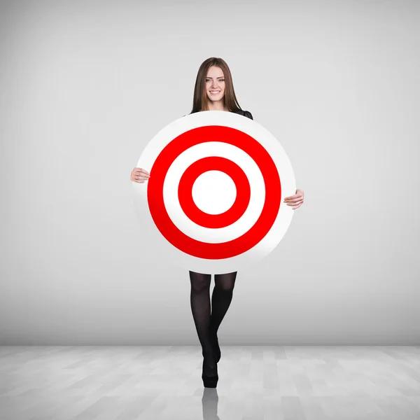 Mujer de negocios sosteniendo gran objetivo — Foto de Stock