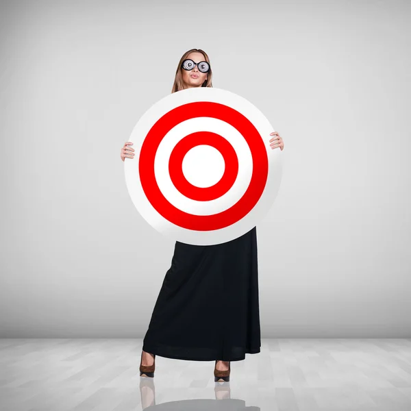 Mujer de negocios sosteniendo gran objetivo — Foto de Stock