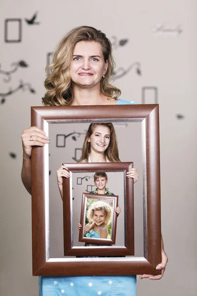 Madre feliz sosteniendo retrato con su familia — Foto de Stock